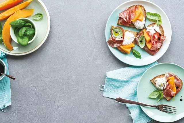 crostini con melone grigliato, burrata e coppa
